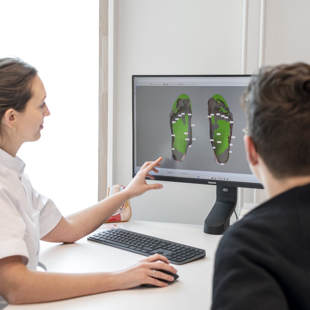 Margaux presenteert een 3D-voetscan aan haar patiënt voor op maat gemaakte podologische zolen.