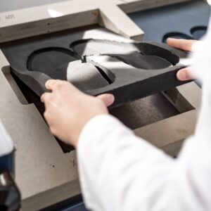 Gipsafdruk van de voeten van een patiënt voor op maat gemaakte podologische zolen.