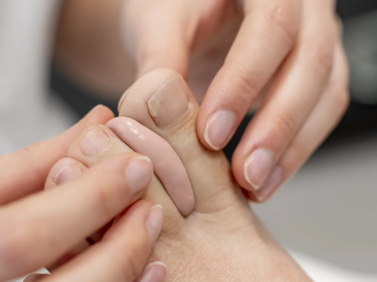 Diabetesscreening 2 De podoloog onderzoekt de tenen van een patiënt