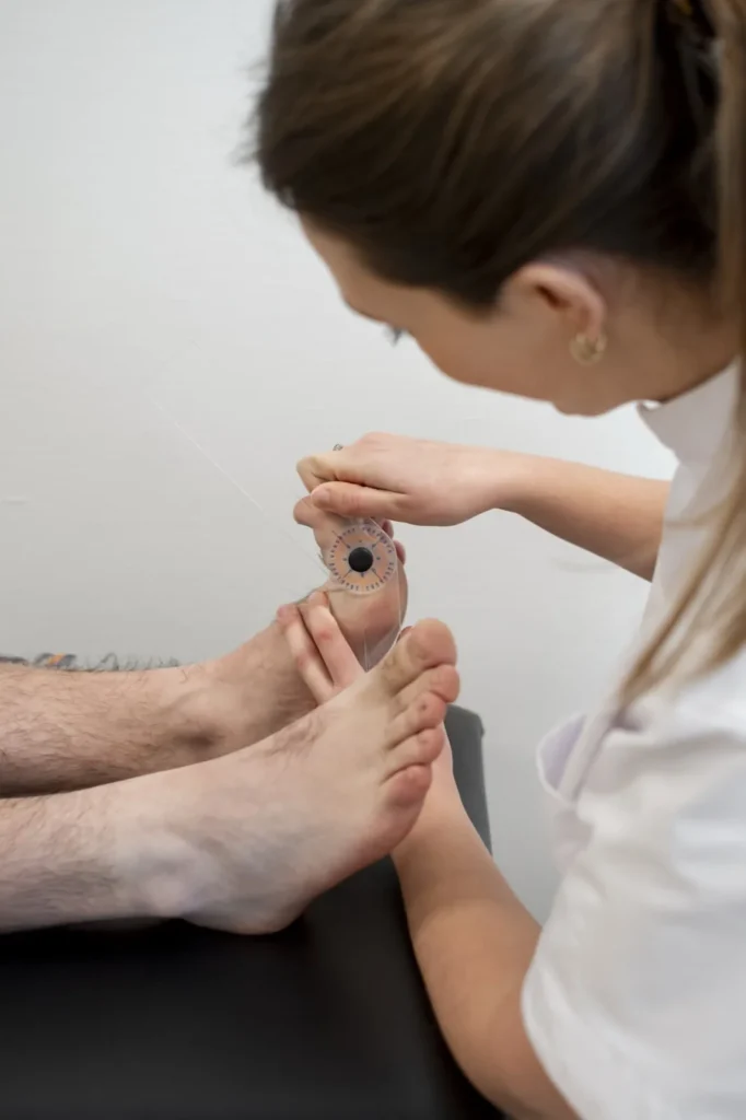 Gevoelstest op de teen tijdens een voetcontrole bij diabetes