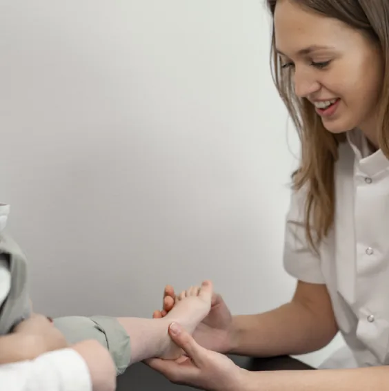 Kinderpodoloog Margaux Verstraete onderzoekt de voet van een kind