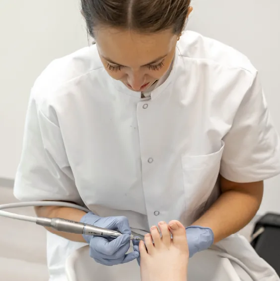 Margaux vijlt de nagels, focus op ingegroeide nagels in Ruddervoorde en nagelaanbouw Oostkamp.
