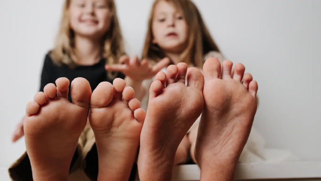 Podoloog Brugge 11 Kinderen spelen buiten, aandacht voor gezonde kindervoeten