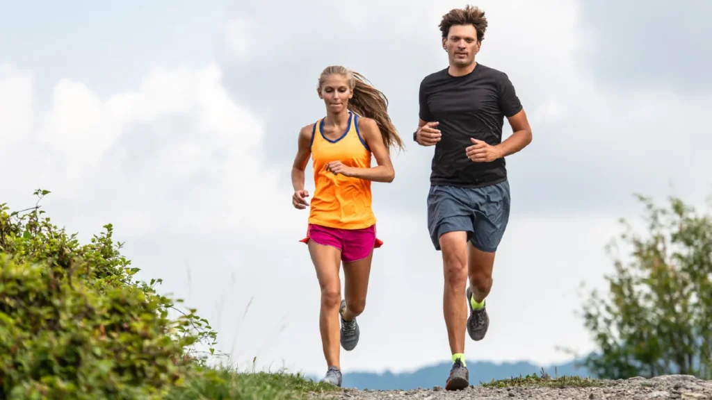 Sportzolen op maat 3 Twee lopers sporten op een zonnige dag