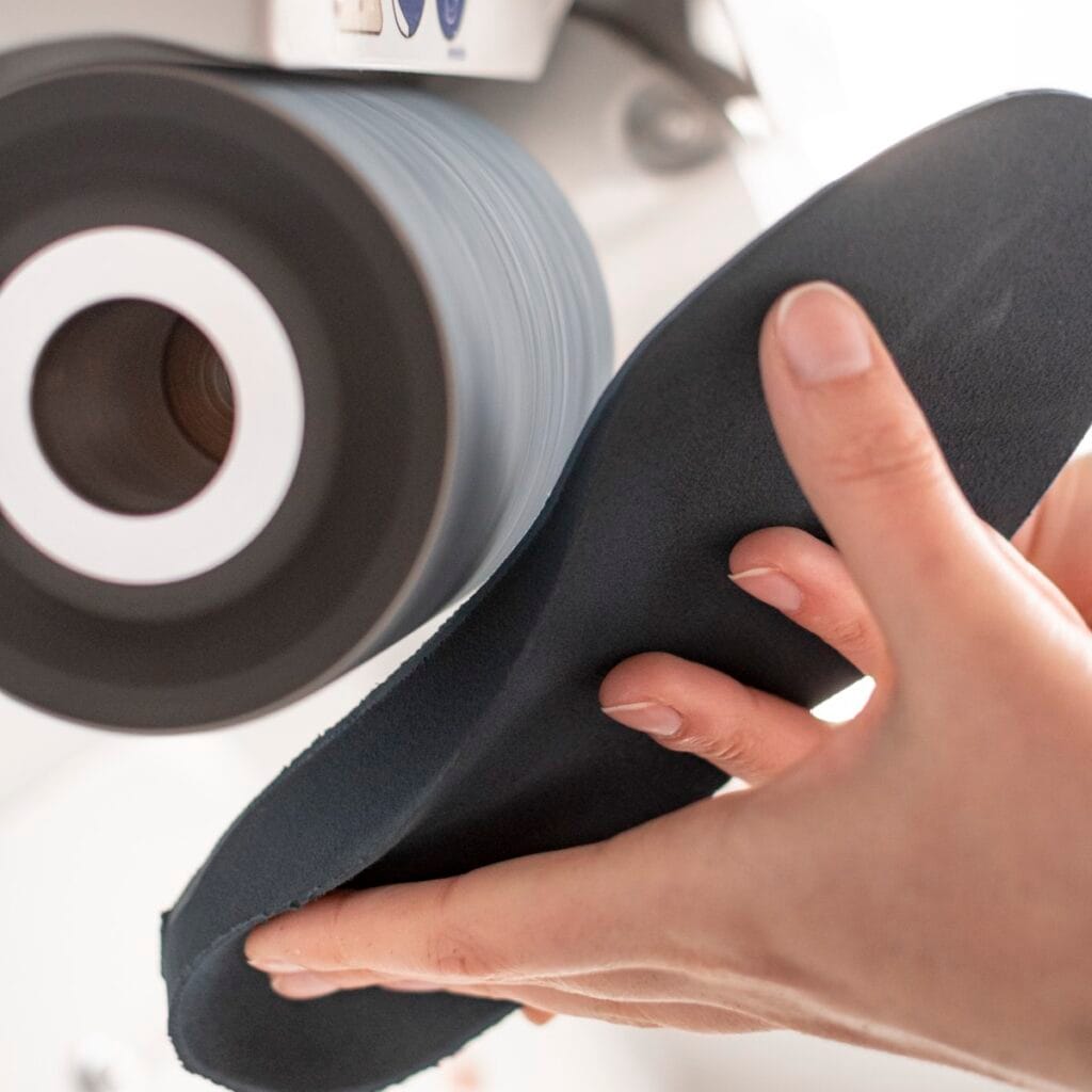 Zolen op Maat 7 Een zool op maat wordt afgewerkt op de slijpmachine