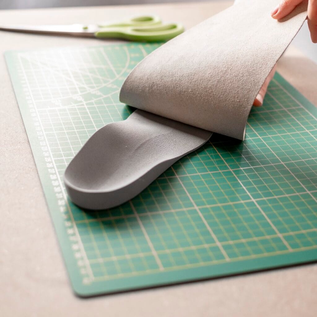 Zolen op Maat 5 Een zool op maat krijgt een bekleding en wordt met de hand afgewerkt