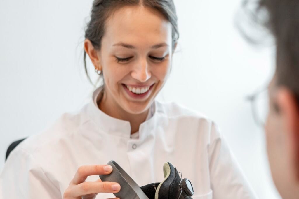 Margaux Verstraete bekijkt de schoenen van een patiënt